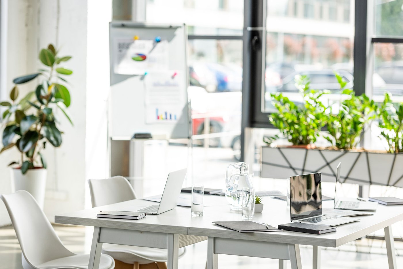 office-with-table-chairs-green-plants-and-digital--AS78DXH2